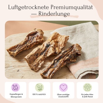 Bild von drei Haustierleckerlipackungen von Favly, die ihre natürliche, hochwertige Qualität und Vorteile für allergieempfindliche Hunde hervorheben.