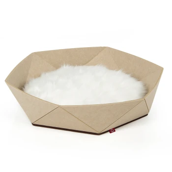 Ein stilvolles, sechseckiges Haustierbett aus beigem Stoff mit einem flauschigen weißen Kissen innen, das für Komfort und Ästhetik entworfen wurde.