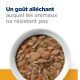 Bol de nourriture pour animaux avec des morceaux de viande, des pois, des carottes et du riz, avec le texte "Un goût alléchant auquel les animaux ne résistent pas."
