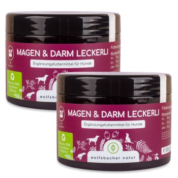 Zwei Gläser 'Magen & Darm Leckerli' Hundesupplemente, auf Deutsch beschriftet, mit einem lila Design und Recycling-Symbolen sowie Haustierillustrationen.