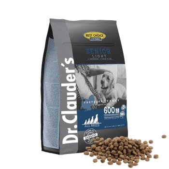 Hundfutterbeutel beschriftet mit "Dr. Clauder's Senior Light" mit einem Bild eines Hundes, mit den Texten "Truth in Turkey" und "600 g", mit verstreutem Futter.