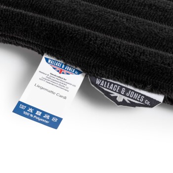 Schwarze Haustiermatte mit einer strukturierten Oberfläche, mit einem Etikett, das "Wallace & Jones Co." und "Liege matte Cardi" liest, aus 100% Polyester.