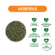 Vogelperspektive auf eine Schüssel mit grünen Tierfutternuggets vor grünem Hintergrund, Überschrift 'VORTEILE' und deutsche Vorteilssymbole, 'Zahn-Gesundheit!'