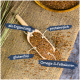 Eine hölzerne Schaufel mit Leinsamen auf Jute, beschriftet mit "als Ergänzung," "proteinreich," "glutenfrei," und "Omega-3-Fettsäuren."