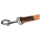 Nahaufnahme eines Hundeleinenclips mit einem glänzenden Metallhaken und einem hellbraunen Lederband mit einem dunkelbraunen Lederpatch.