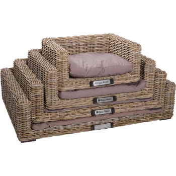 Rattansofa S Ein gestapeltes Set aus drei Korb-Haustierbetten mit weichen, hellrosa Kissen, beschriftet mit 'Happy House' auf Metallplatten.