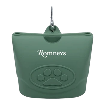 Grüner Silikon-Spender für Hundekotbeutel mit Pfotenabdruck-Design und dem Text "Romneys" auf der Vorderseite, befestigt an einem Metallclip.
