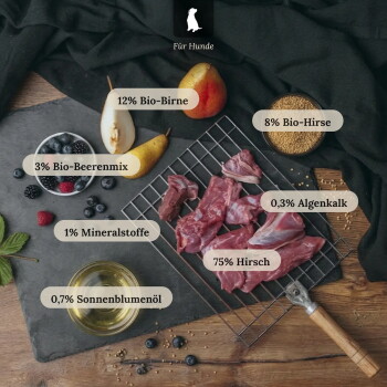 Rohes Hirschfleisch auf Abkühlgitter mit Birnen, Beeren, Öl und deutschen Zutatenangaben (75% Hirsch). Für Hunde.