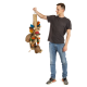Eine Person hält ein großes, buntes Vogelspeilzeug aus Holz und Kokosnüssen, das verschiedene Formen und Texturen aufweist, ideal für Haustier-Vögel.