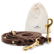 Braune Leder-Hundeleine mit goldenen Beschlägen, aufgerollt neben einem Zugbeutel mit der Aufschrift "FREUDENTIER."