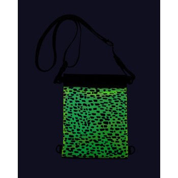 Eine lebhaft grüne Tragetasche für Haustiere mit einem schwarzen Riemen, mit einem einzigartigen gepunkteten Muster.