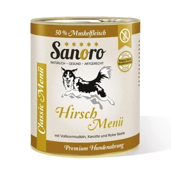 Dosen-Hundefutter mit der Aufschrift 'Sanoro Hirsch Menü', das eine laufende Hundegrafik zeigt, mit Zutaten wie Vollkornnudeln, Karotten und Rüben.