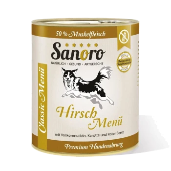 Dosen-Hundefutter mit der Aufschrift 'Sanoro Hirsch Menü', das eine laufende Hundegrafik zeigt, mit Zutaten wie Vollkornnudeln, Karotten und Rüben.