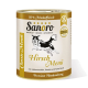 Dosen-Hundefutter mit der Aufschrift 'Sanoro Hirsch Menü', das eine laufende Hundegrafik zeigt, mit Zutaten wie Vollkornnudeln, Karotten und Rüben.