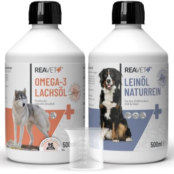 Zwei 500 ml Flaschen für Haustierölzusätze: "REAVET+ OMEGA-3 LACHSÖL" mit einem Wolf und "REAVET+ LEINÖL NATURREIN" mit einem Hund, plus einem Messbecher.