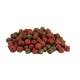 Ein Haufen kleiner, bunter Haustierfutterpellets in Rot- und Grüntönen, vor einem weißen Hintergrund.