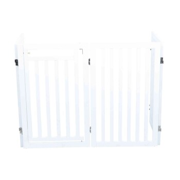 Ein weißes Holzhaustiergitter mit vertikalen Latten und einer kleinen Tür, entworfen, um Haustiere in einem bestimmten Bereich zu halten.