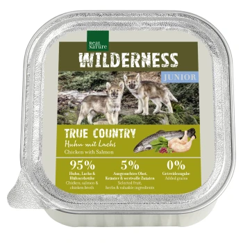 WILDERNESS Nassfutter Hund, Junior, True Country Huhn mit Lachs 16x100 g Verpackung für Nassfutter mit zwei Wolfwelpen, beschriftet "Wilderness Junior True Country Chicken mit Lachs," mit 95% Fleisch und 5% Früchten/Kräutern.