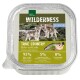 Opakowanie mokrej karmy dla psów z dwoma szczeniakami wilka, oznaczone 'Wilderness Junior True Country Chicken with Salmon', zawierające 95% mięsa i 5% owoców/ziół.