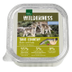 Verpackung für Nassfutter mit zwei Wolfwelpen, beschriftet "Wilderness Junior True Country Chicken mit Lachs," mit 95% Fleisch und 5% Früchten/Kräutern.