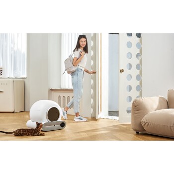 Eine Frau mit einem Rucksack betritt einen Raum, während eine Bengal-Katze in der Nähe sitzt. Ein moderner, weißer Transportkäfig ist auf dem Boden sichtbar.