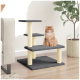 Eine flauschige orangefarbene Katze sitzt auf einem mehrstöckigen grauen Katzenbaum mit Sisal-Kratzpfosten, neben einer Topfpflanze und einem beigen Sofa.