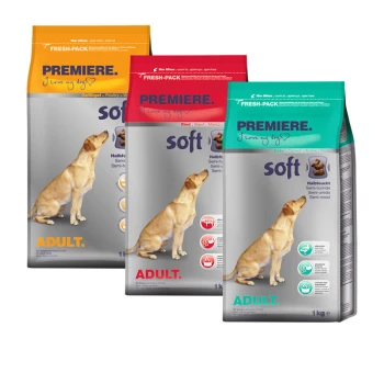 Drei Beutel PREMIERE weiches Hundefutter für Erwachsene, mit einem gelben, roten und grünen Design, jeweils mit einer Hundillustration und Nährstoffsymbolen.
