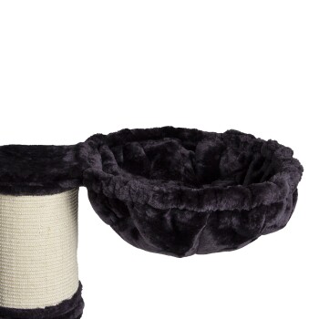 Schwarzes Plüschkatzenbett mit einer weichen, runden Form und einem mit Sisal umwickelten Kratzbaum.