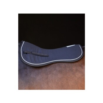 Nahaufnahme eines schwarzen Sattels, der auf dem Rücken eines braunen Pferdes liegt, mit einem weißen Rand und einem Riemen zur Sicherung.