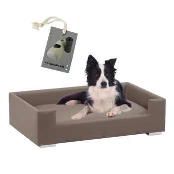 Ein schwarz-weißer Border Collie liegt auf einem stilvollen braunen Hundebett, begleitet von einem Etikett, das '+ Kotbeutel Set' liest.