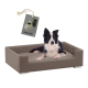 Ein schwarz-weißer Border Collie liegt auf einem stilvollen braunen Hundebett, begleitet von einem Etikett, das '+ Kotbeutel Set' liest.
