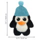 Un mignon jouet en peluche de pingouin portant un bonnet côtelé bleu clair, mesurant 7,5 pouces de haut et 5,5 pouces de large.