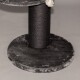 Schwarzer Katzenkratzbaum mit runder Basis und strukturiertem Pfosten, mit einer weichen, plüschigen Oberseite und einem Quastendetail.