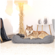 Ein gemütliches graues Hundebett mit einem ruhenden Hund in einem modernen Wohnzimmer, mit einer Stehlampe und einem dekorativen Tisch.
