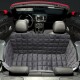 Ein schwarzer, gesteppten Autositzbezug für Haustiere liegt auf dem Rücksitz eines Cabriolets und zeigt ein geräumiges Interieur mit einem modernen Armaturenbrett.