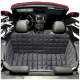 Ein schwarzer, gesteppten Autositzbezug für Haustiere liegt auf dem Rücksitz eines Cabriolets und zeigt ein geräumiges Interieur mit einem modernen Armaturenbrett.