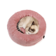 Creme-braune Siamkatze, zusammengerollt in einem runden rosafarbenen Cord-Donut-Haustierbett.