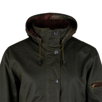 Dunkelgrüne wasserdichte Hundejacke mit karierter Kapuzenfütterung, verstellbaren Kordelzügen und einer Reißverschlusstasche am Ärmel.