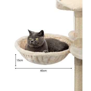 Eine graue Katze, die in einer weichen, runden Haustierhängematte mit einem Durchmesser von 40 cm und einer Tiefe von 15 cm entspannt, die an einem Katzenbaum befestigt ist.