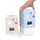 Deux boîtes de jouets pour chats Catit Pixi, une rose et une bleue, avec une main atteignant la boîte bleue. Chaque boîte contient un jouet en plumes.