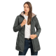 Eine Frau trägt eine stilvolle dunkelgraue Jacke mit einer hellen Kapuze, steht vor einem weißen Hintergrund und zeigt einen lässigen Look.