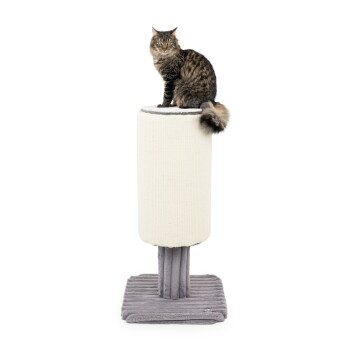 Eine flauschige getigerte Katze sitzt auf einem hohen, zylindrischen Kratzbaum mit einer weichen grauen Basis und zeigt ein gemütliches Haustierzubehör.