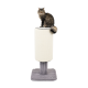 Eine flauschige getigerte Katze sitzt auf einem hohen, zylindrischen Kratzbaum mit einer weichen grauen Basis und zeigt ein gemütliches Haustierzubehör.