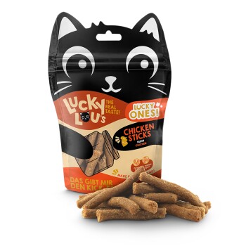 Een zak Lucky Lou's Chicken Sticks voor katten, met een speelse zwarte kat ontwerp. De tekst benadrukt 'The Real Taste!' en 'Chicken Sticks.'