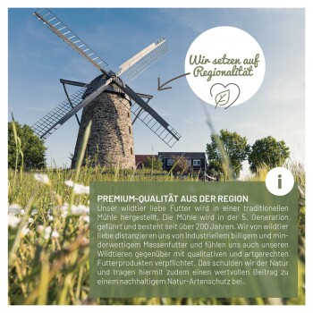 Bild einer traditionellen Windmühle, umgeben von grünem Gras und Blumen, mit Text, der hochwertiges regionales Haustierfutter bewirbt.