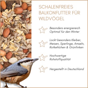 Vogelfuttermischung mit Nüssen und Körnern, ein kleiner Vogel und deutscher Text, der energiereiches, winteroptimiertes Wildvogelfutter für den Balkon hervorhebt.