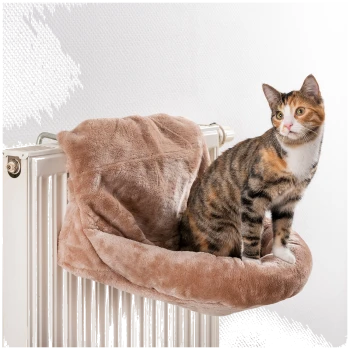 Ein gemütliches, plüschiges Katzenbett, das an einem Heizkörper befestigt ist, mit einer getigerten Katze, die bequem darauf sitzt.