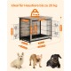 Haustiertransportbox geeignet für Tiere bis 20 kg, mit beschrifteten Abmessungen; verfügt über zwei Türen und eine Holzoberseite, begleitet von drei Hunden.