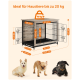 Haustiertransportbox geeignet für Tiere bis 20 kg, mit beschrifteten Abmessungen; verfügt über zwei Türen und eine Holzoberseite, begleitet von drei Hunden.