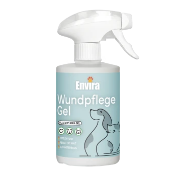Flasche mit Envira Wundpflege Gel für Haustiere, mit einem Sprühkopf, mit einem hellblauen Etikett, das Text über Hautpflege und Hydratation zeigt.